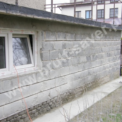 Naprawa popękanych ścian garażu z pustaka z wykorzystaniem profili śrubowych firmy Brutt Saver.