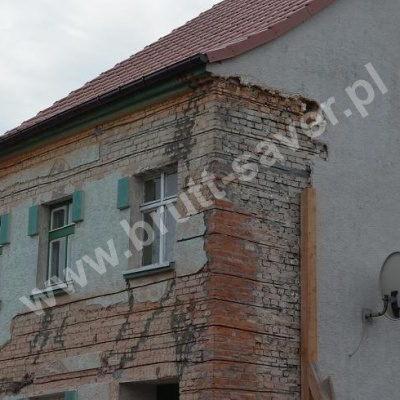Naprawa popękanych ścian i naroży budynku z cegły z zastosowaniem Saver Profili firmy Brutt Saver.