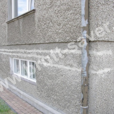 Saver Profile zamontowane na popękanej ścianie domu jednorodzinnego. Widoczne zagięte końcówki profili śrubowych zamontowane w narożu na prostopadłej ścianie.