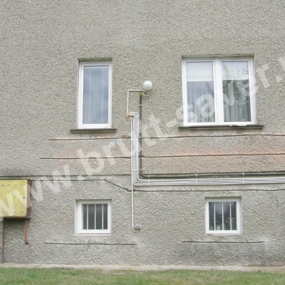 Saver Profile zamontowane na popękanej ścianie domu jednorodzinnego.