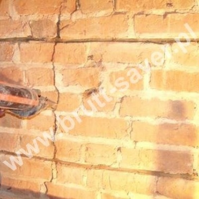 Naprawa muru - iniekcja niskociśnieniowa zaprawy Saver Powder do istniejącego pęknięcia.