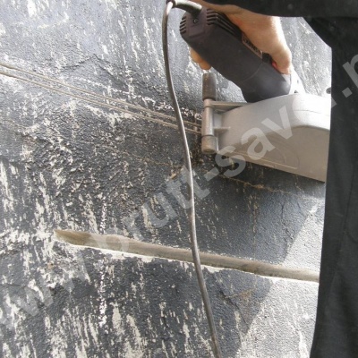 Naprawa muru z bloczków betonowych - frezowanie bruzd pod montaż profili spiralnych Brutt'a