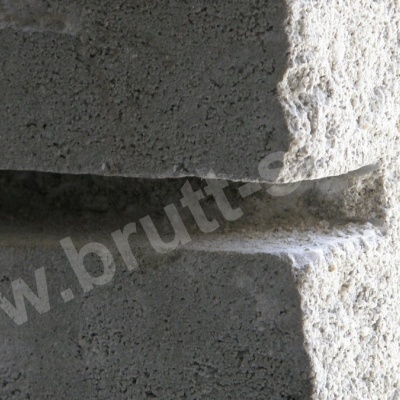 Prawidłowo wykonana bruzda pod montaż profili śrubowych ze stali nierdzewnej Brutt'a. Szerokość: około 12 - 16 mm, głębokość: minimum 4 cm bez grubości tynku.