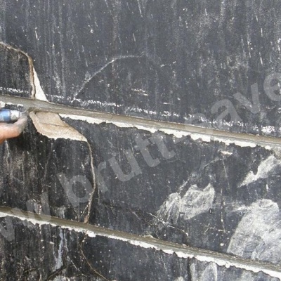 Naprawa murów fundamentowych - prawidłowe wykończenie (wygładzenie) drugiej warstwy Zaprawy Saver Powder po wklejeniu profili śrubowych w bruzdach.