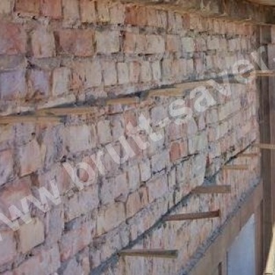 Naprawa murów - stabilizacja sprężynujących Saver Profili w bruzdach przy pomocy klinów drewnianych.