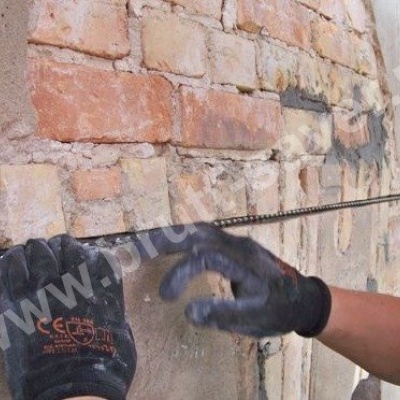 Montaż Saver Profilu w wyfrezowanej bruździe w murze z cegły.