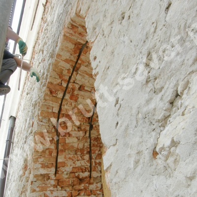 Wzmocnienie pękniętego łuku z cegły z wykorzystaniem Saver Profili - nierdzewnych profili śrubowych firmy Brutt Saver.