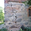 Wzmocnienie popękanych murów kamiennego kościoła z wykorzystaniem Saver Profili. Widoczny montaż profili w spoinach pomiędzy kamieniami (oplatanie kamienia).