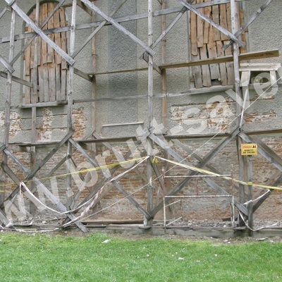 Prace przy wzmacnianiu popękanych murów zabytkowego kościoła w okolicach Zamościa z zastosowaniem technologii Brutt'a.